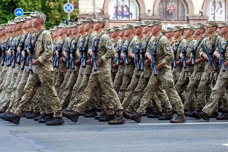 乌克兰，基辅- 2021年8月18日:空降部队。乌克兰军队。有一支救援队。救援人员。军队在游行中行进。人群的行进。陆军士兵